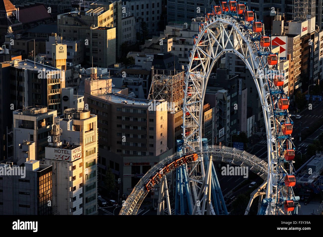 La isla de Japón, Honshu, Kanto, Tokio, parque de diversiones por encima de los tejados de los edificios. Foto de stock