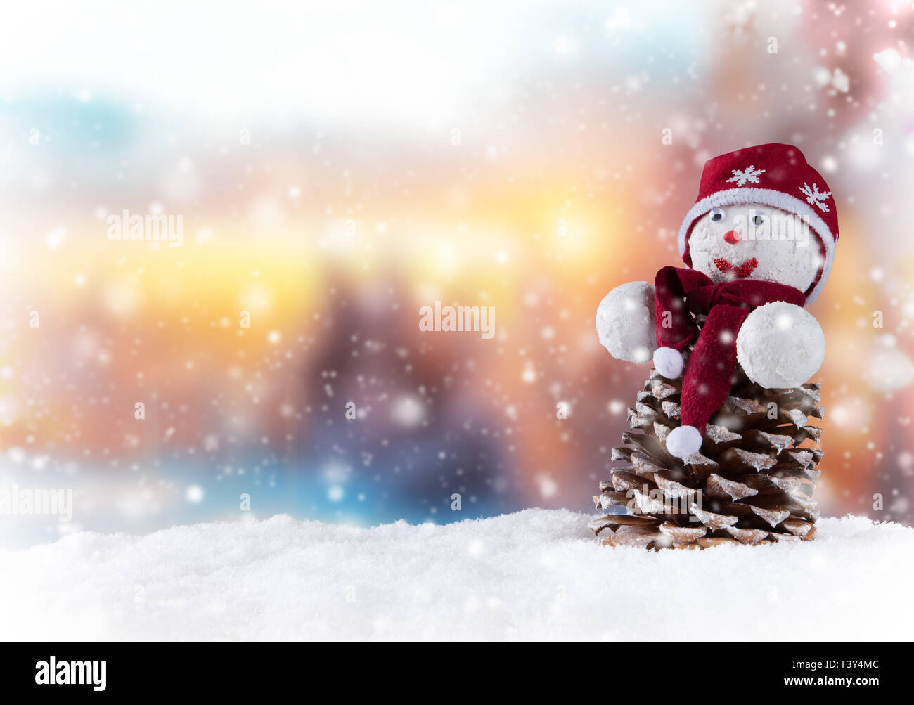 Corredor en traje de muñeco de nieve. Mujer en conjunto navideño  humorístico Fotografía de stock - Alamy