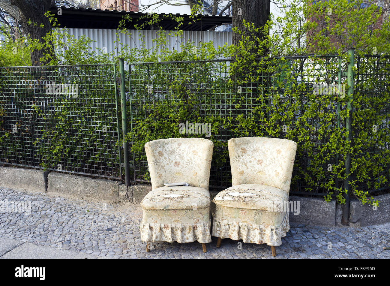 Dos sillones en una acera, Berlín, Alemania Foto de stock