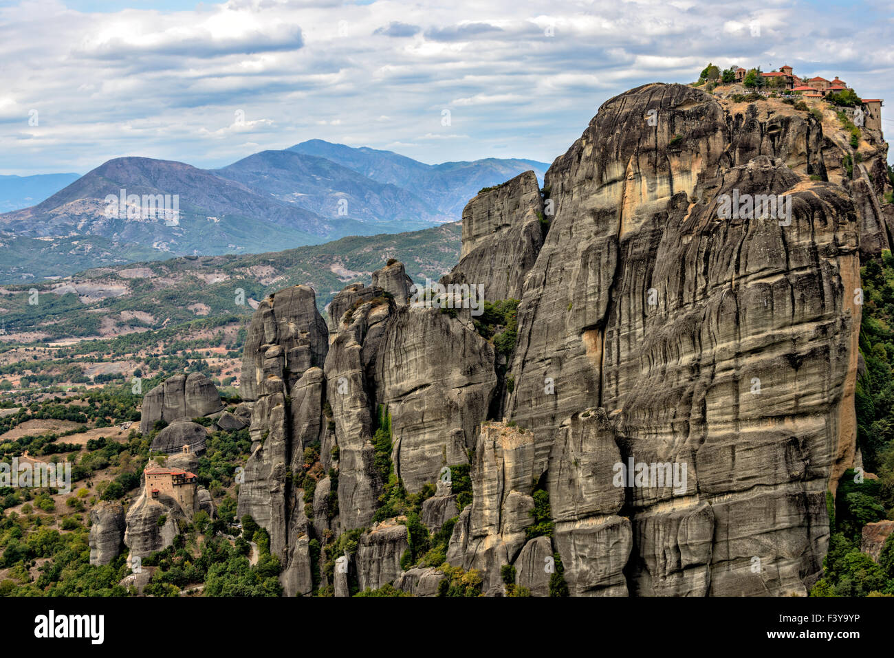 Rocas Meteora y monasterios en Grecia Foto de stock