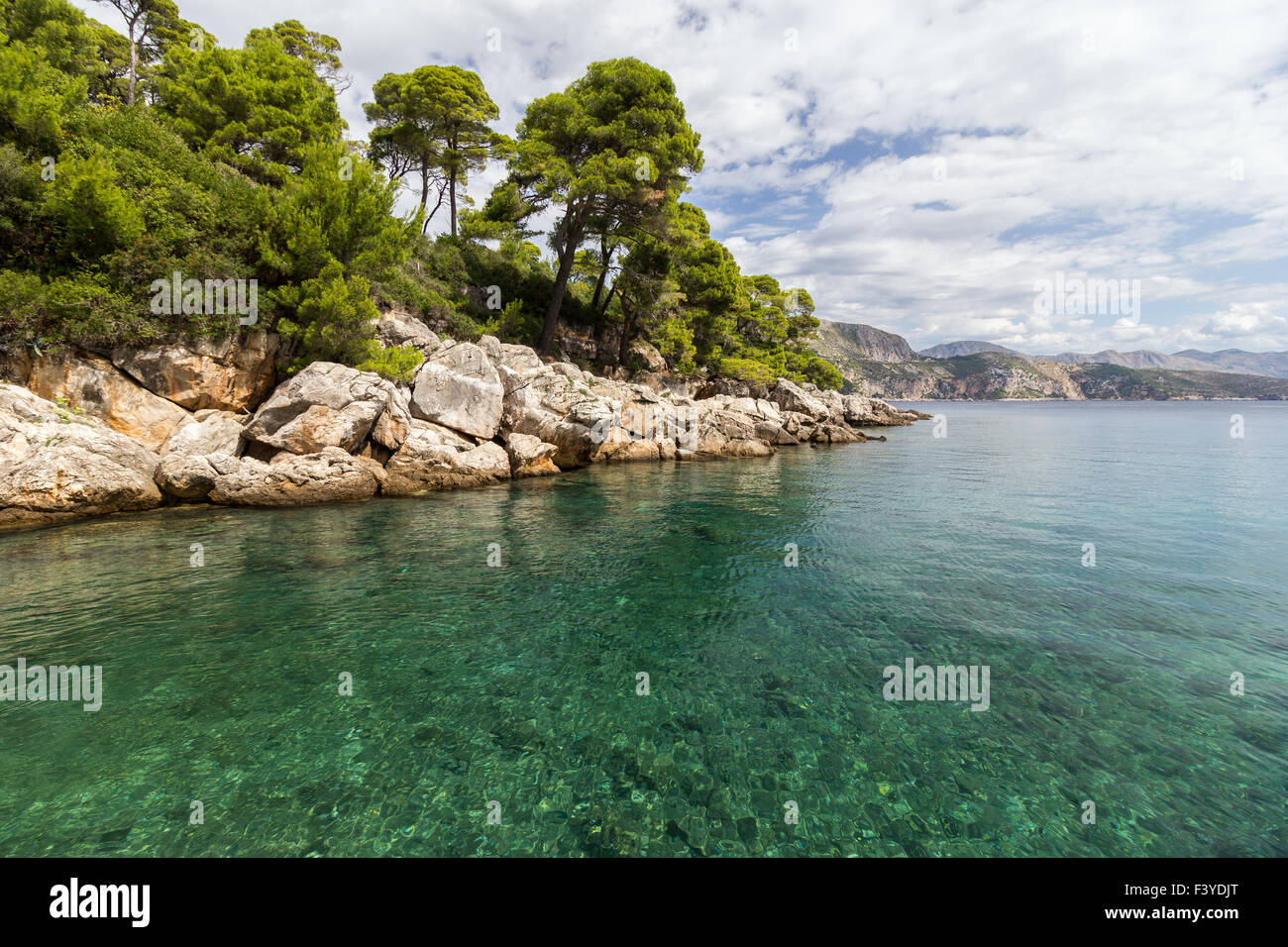 Aguas poco profundas y costa rocosa en la Isla Lokrum en Croacia. Foto de stock