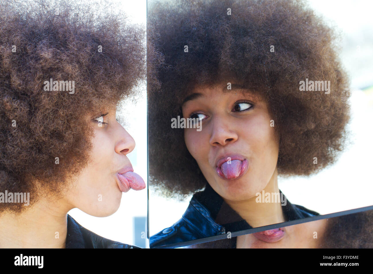 Joven mujer afro lengua fuera Foto de stock