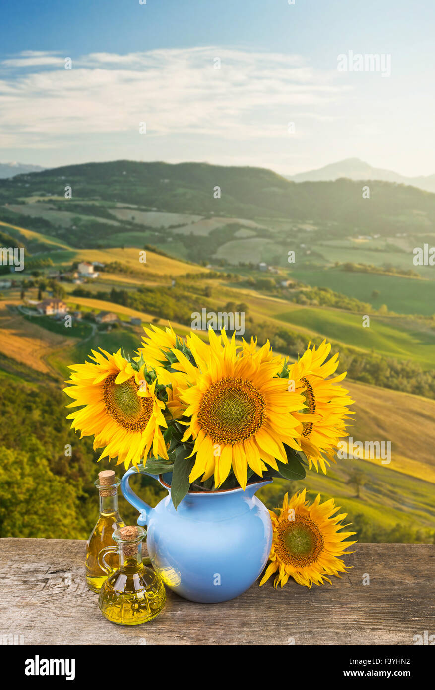 Collage con Bouquet de girasoles en paisaje toscano backgrou Foto de stock