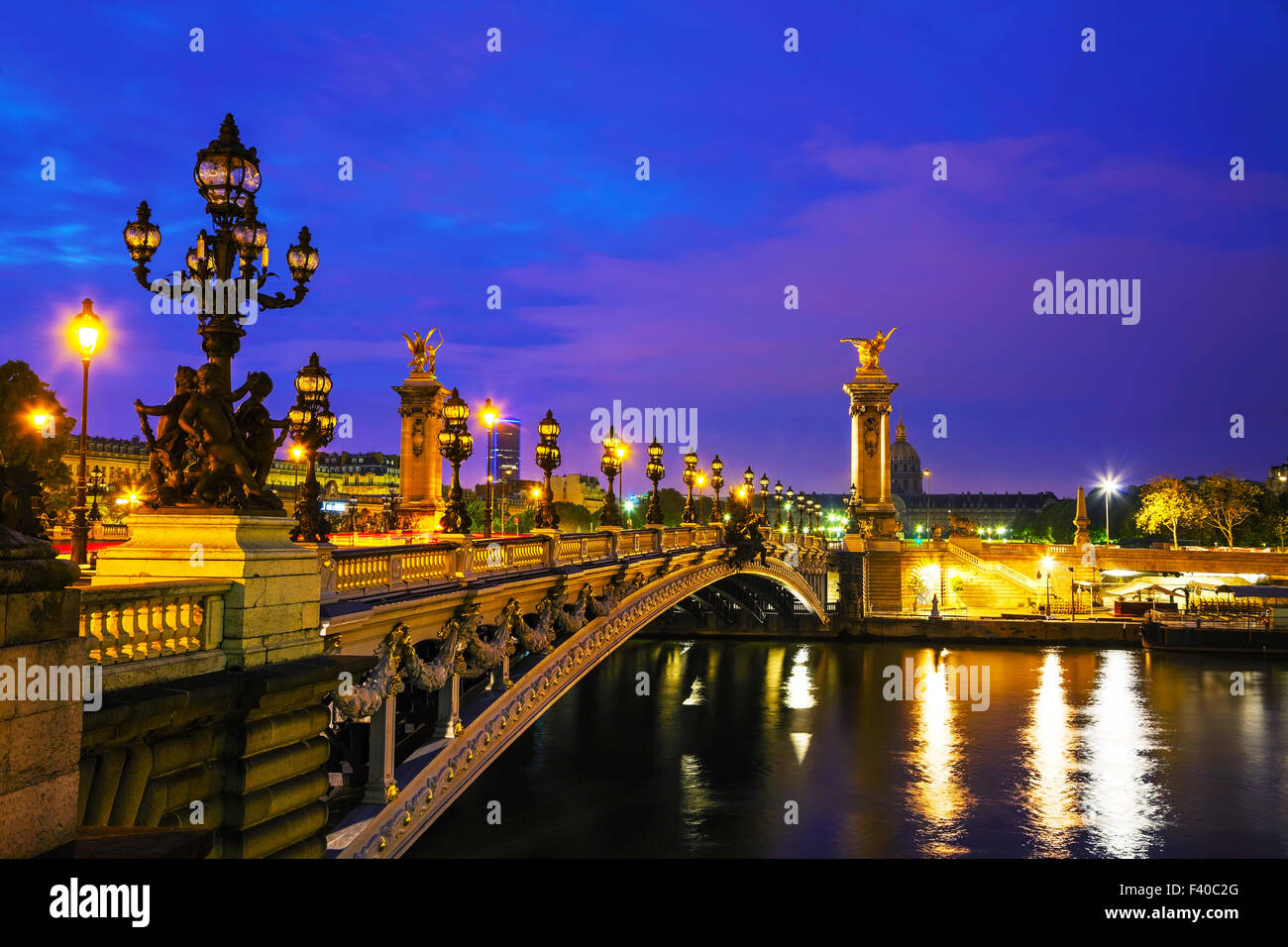 Aleksander III puente en París Foto de stock