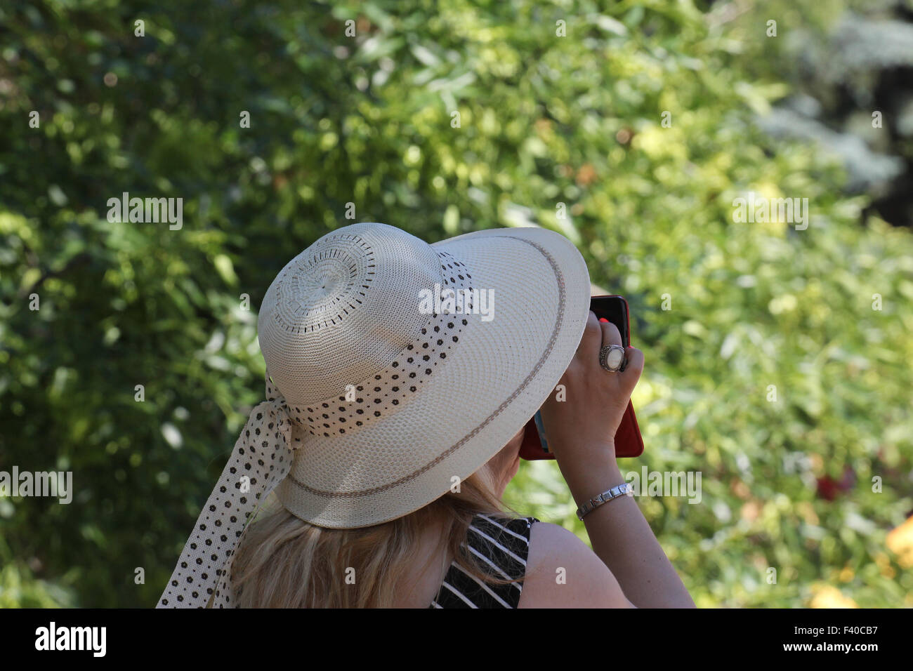 Hat, proporcionando protección y la sombra del sol. Foto de stock