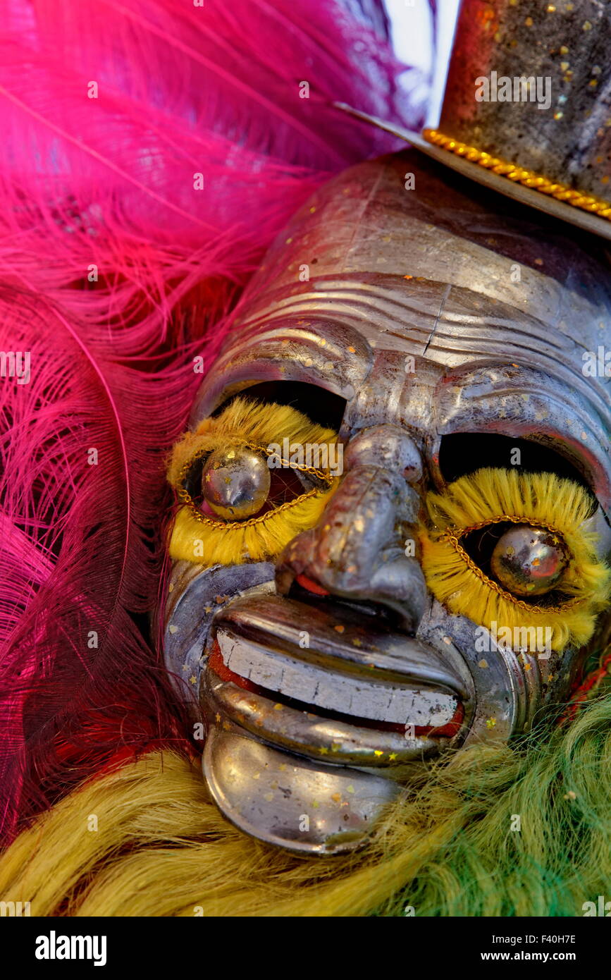 Máscara de carnaval tradicional boliviana hecha a mano en el Richmond Folk Festival, Richmond, VA. Foto de stock