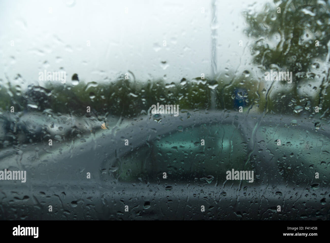 Gotas de agua sobre un cristal a través del coche que son visibles a otros vehículos Foto de stock