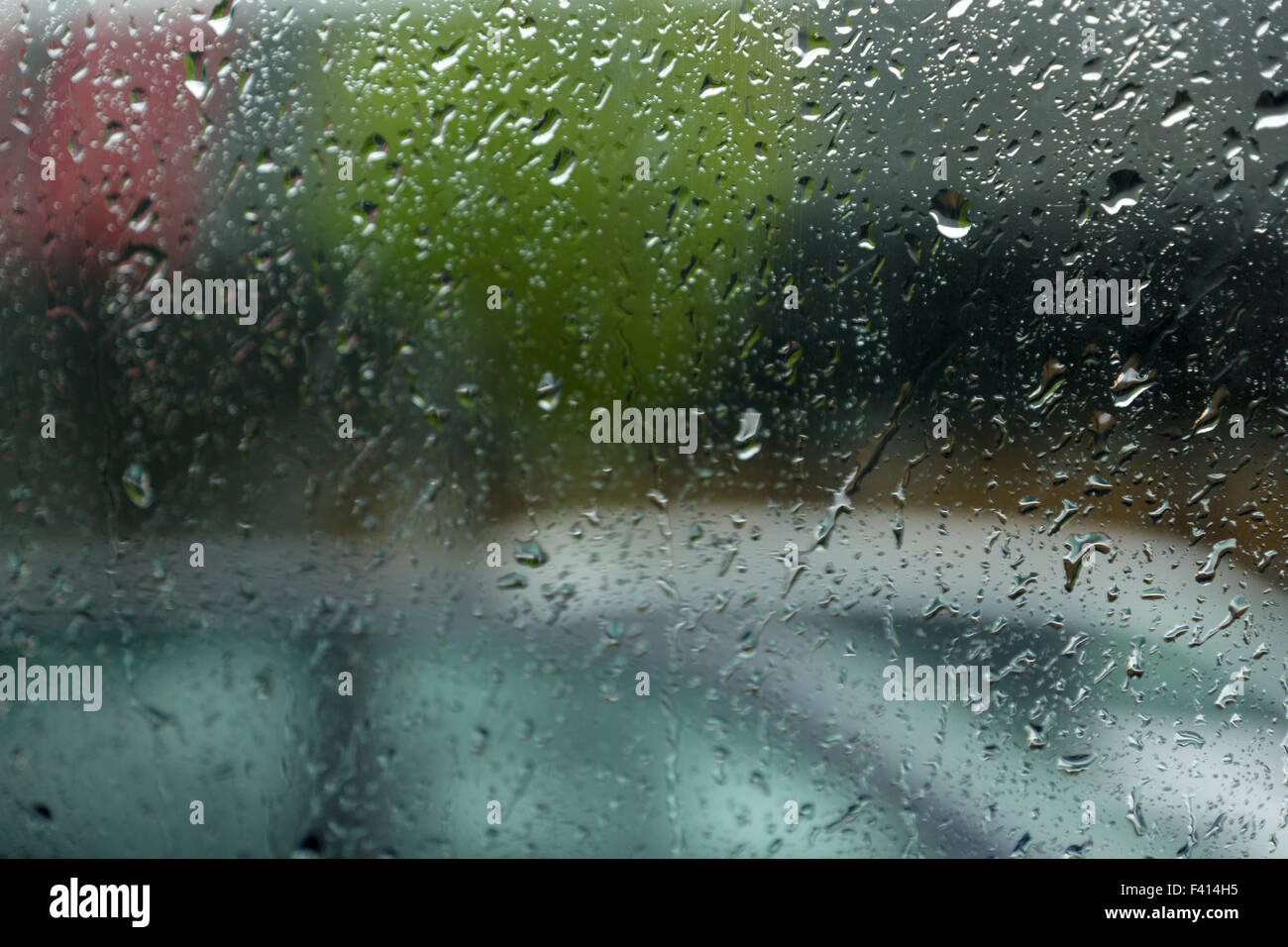 Gotas de agua sobre un cristal a través del coche que son visibles a otros vehículos Foto de stock