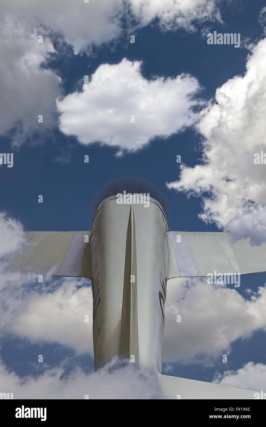 Pequeño avión privado en el cielo volando por las nubes. Foto de stock