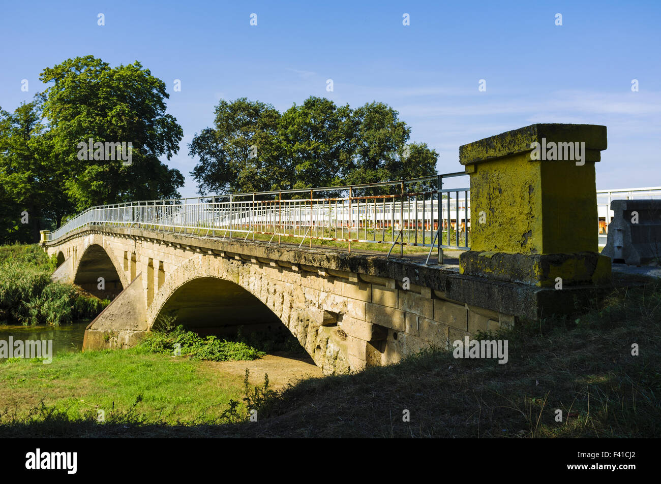 Puente que cruza el Schwarze Elster Foto de stock