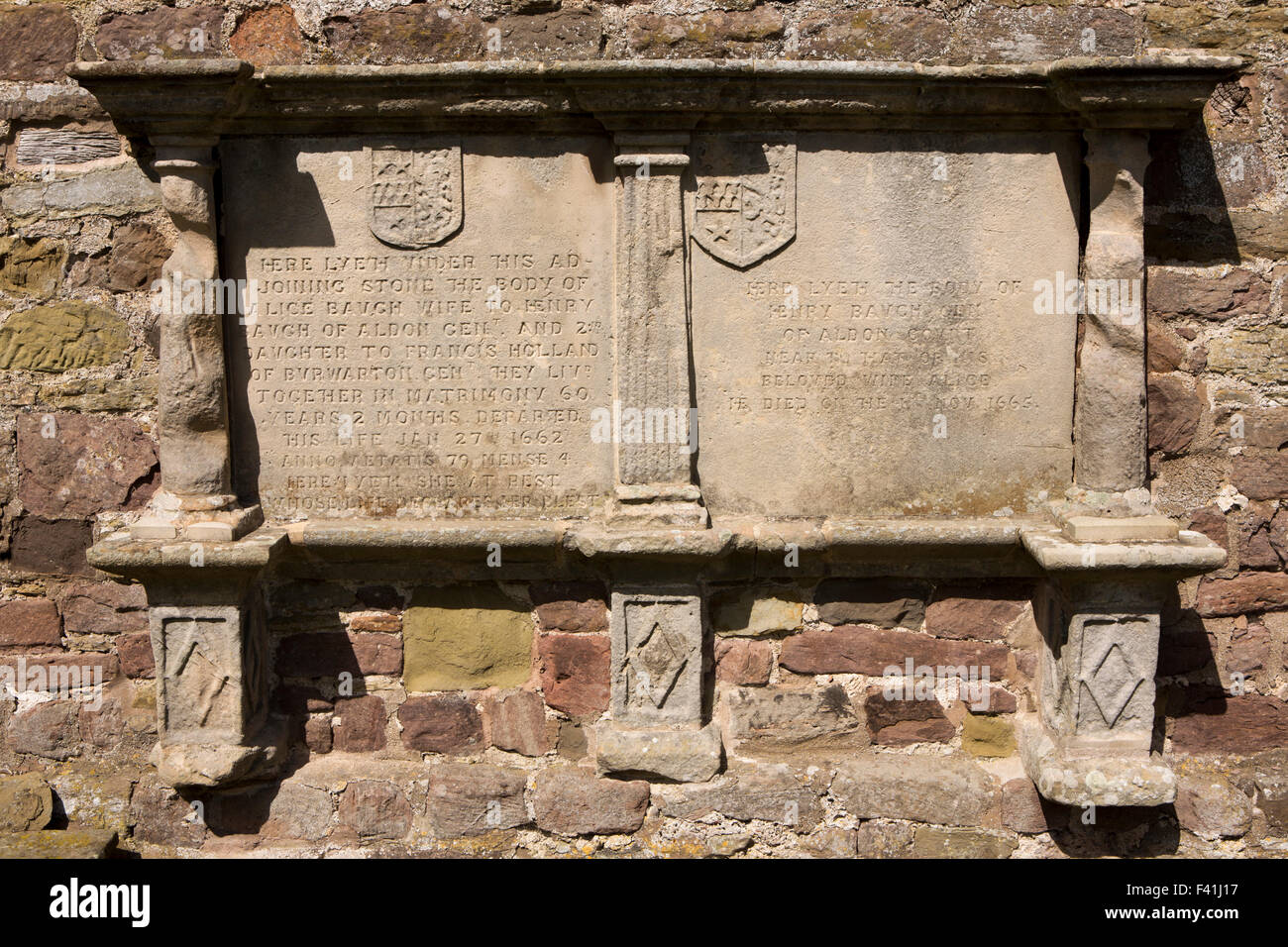 Reino Unido, Inglaterra, Shropshire, Craven Arms, Stokesay, St John the Baptist Church 1660 Memorial piedra en pared Foto de stock