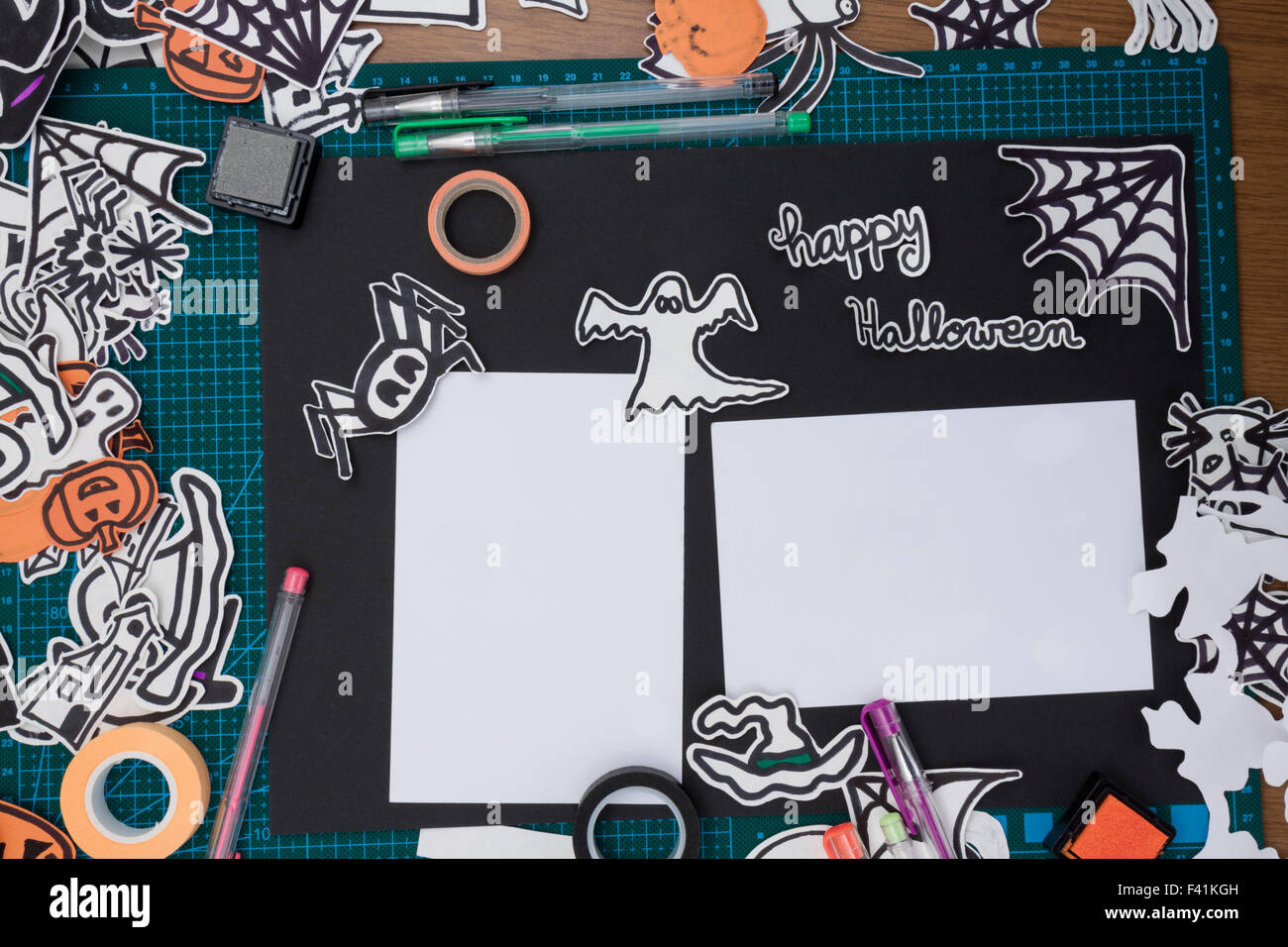 Una vista superior horizontal de un álbum de recortes de Halloween con adornos de diseño y los materiales necesarios Foto de stock