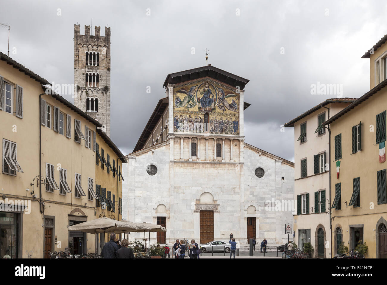 Basilica san frediano fassade fotografías e imágenes de alta resolución