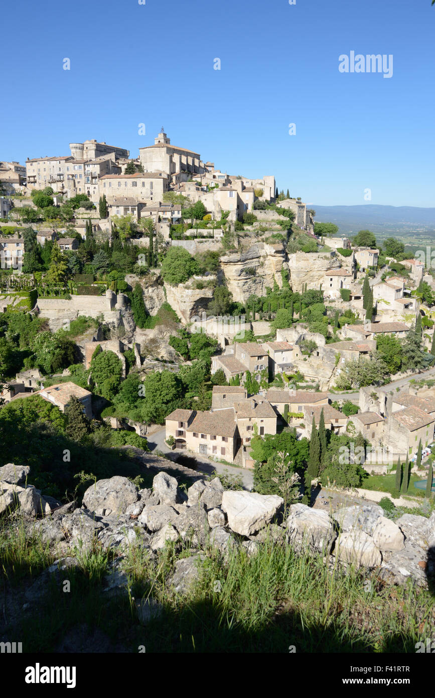 Vista sobre el encaramado en la cima de la colina pueblo de Gordes en el parque regional de Luberon Vaucluse Provence Francia Foto de stock