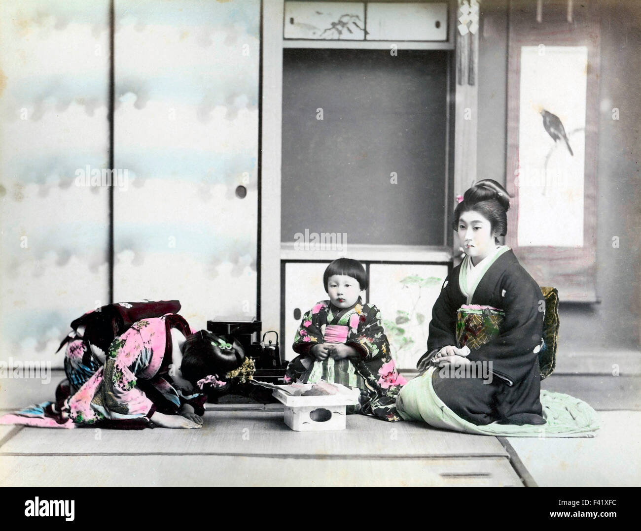 Dos mujeres con niños, Japón Foto de stock