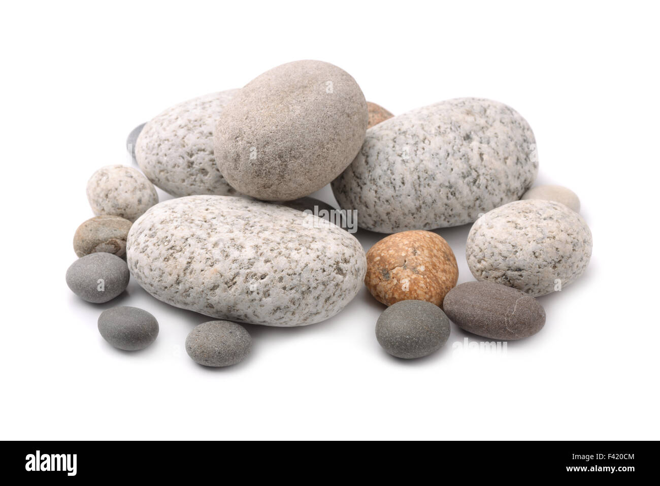 Grupo de diversos pebbels aislado en blanco Foto de stock