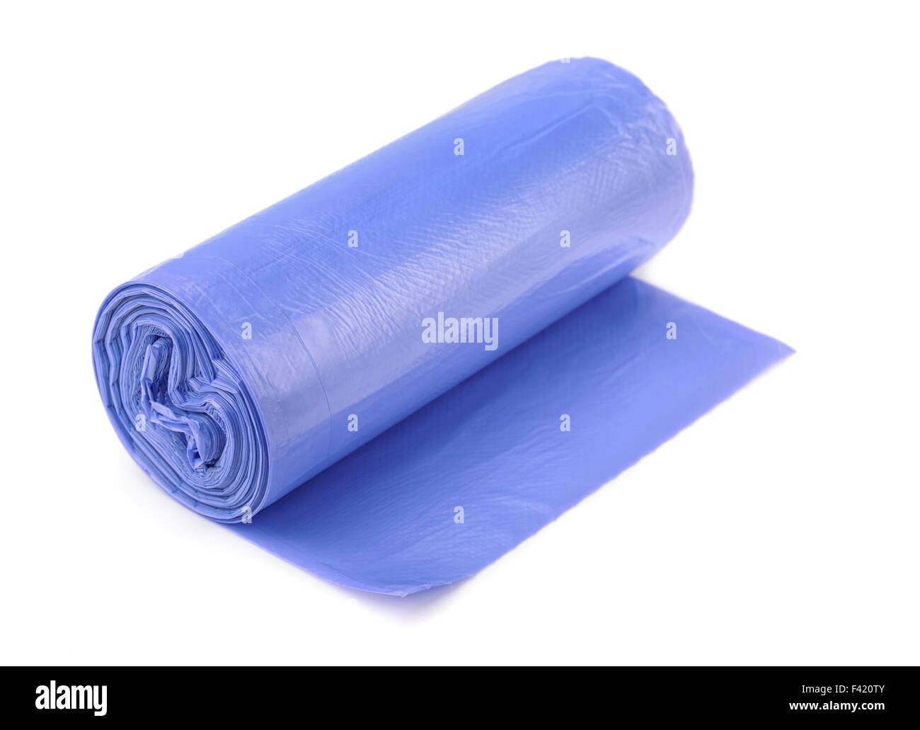 Rollo de bolsas de basura de plástico azul aislado en blanco Foto de stock