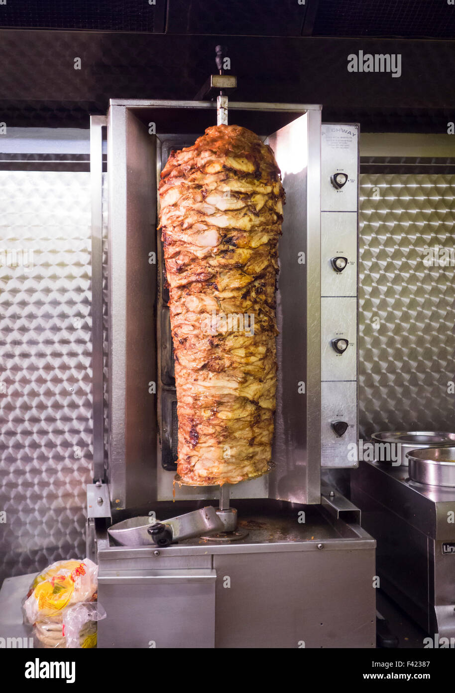 Döner Kebab de carne en asador vertical Foto de stock