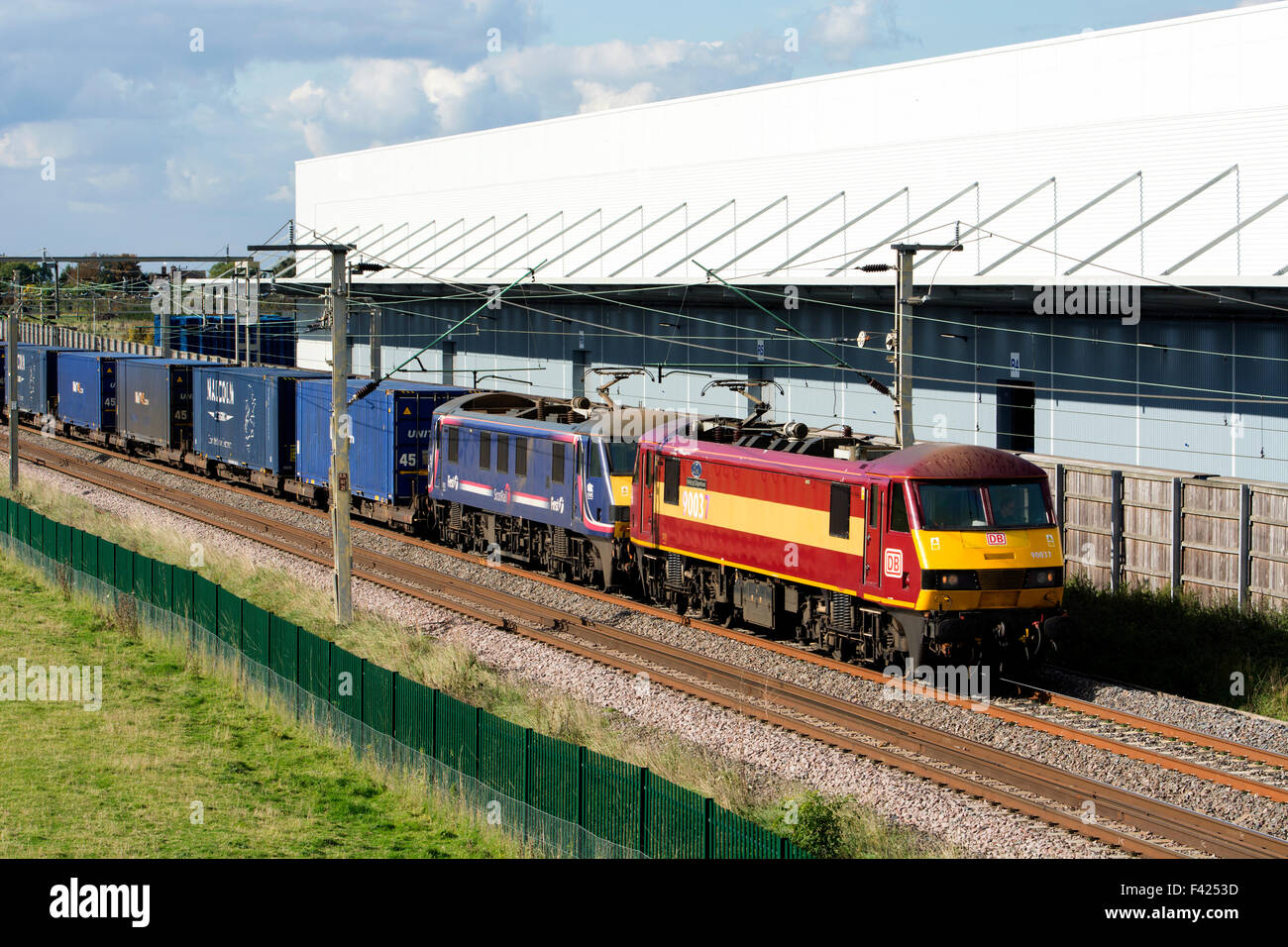 Freightliner tren pasa DIRFT 2, Northamptonshire, Inglaterra, Reino Unido. Foto de stock