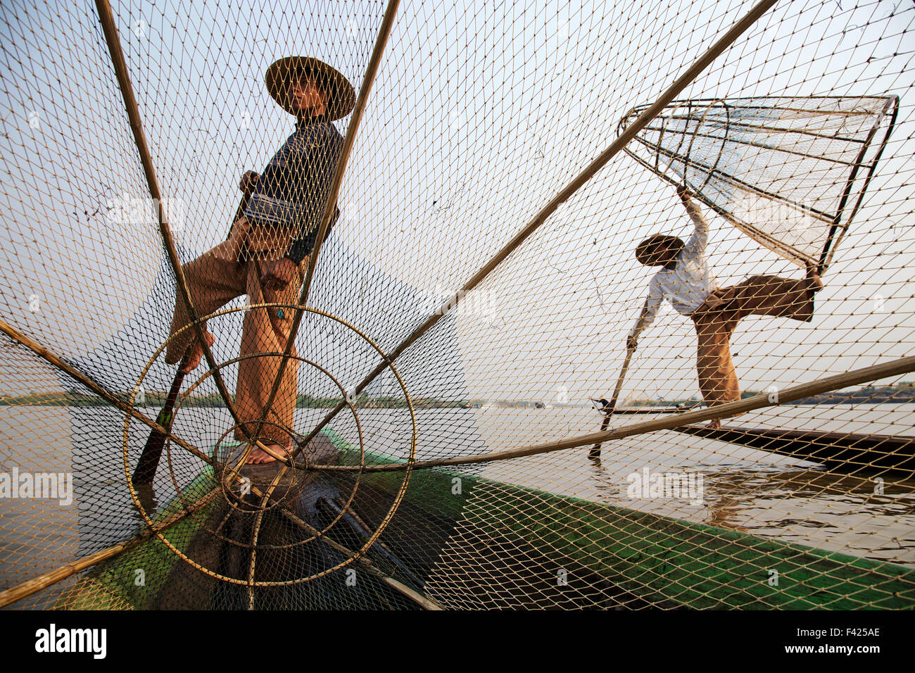 Pescadores en el Lago Inle en Myanmar. Foto de stock