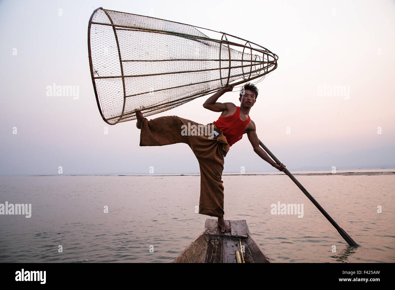 Un pescador posa para una foto en el Lago Inle en Myanmar. Foto de stock
