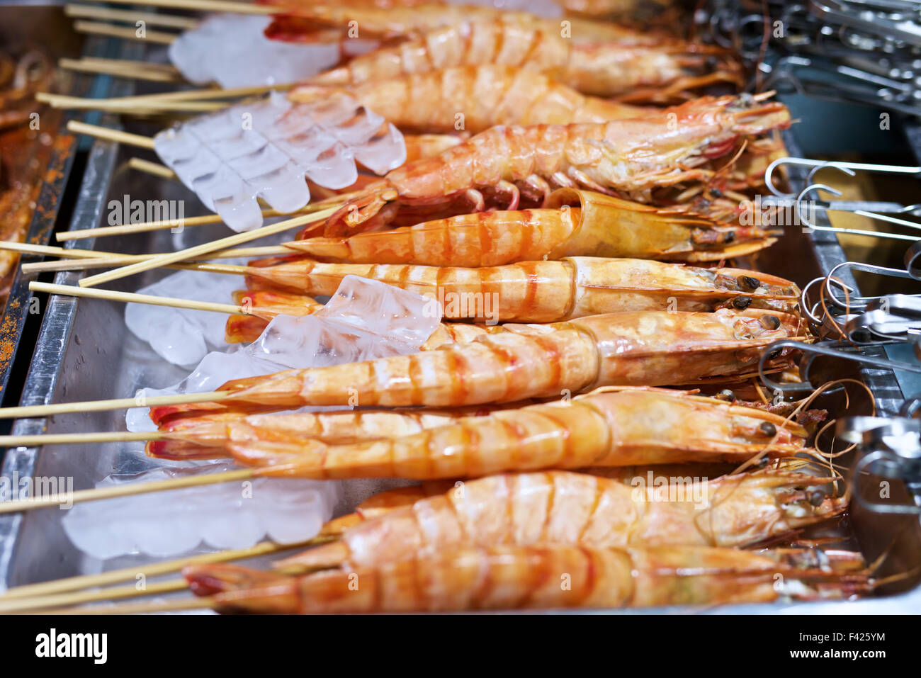 Camarón Langostino sobre palos de madera en los restaurantes Fotografía de  stock - Alamy