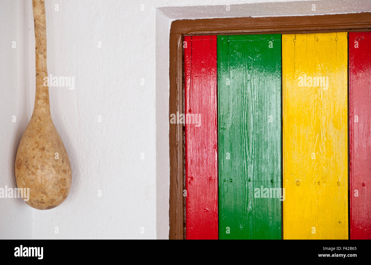 Reggae colores brillantes a través de la puerta de madera. Antecedentes Foto de stock