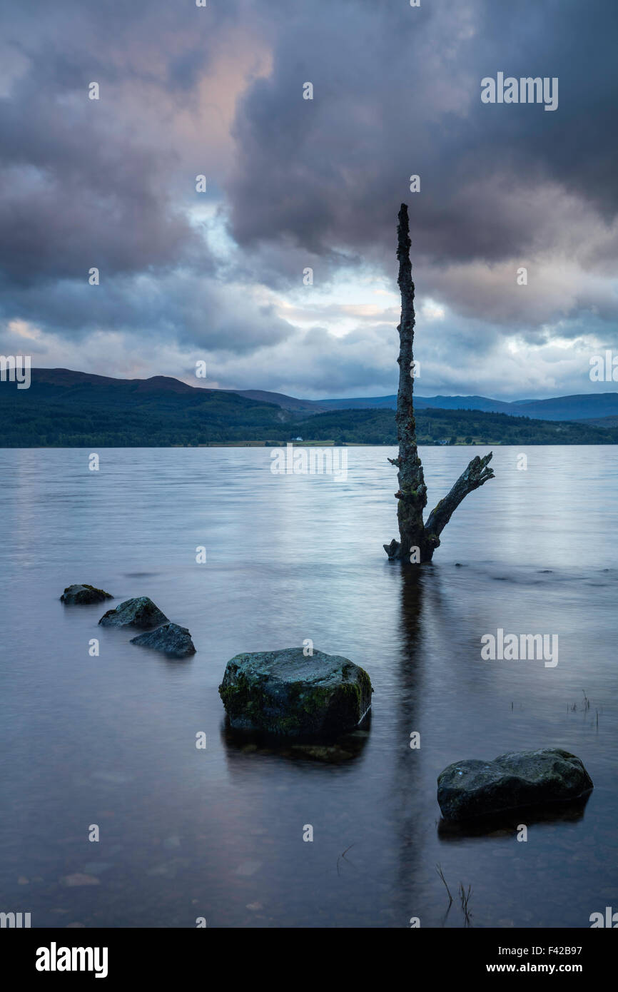 Loch Rannoch al anochecer, Perth y Kinross, Escocia, Reino Unido Foto de stock