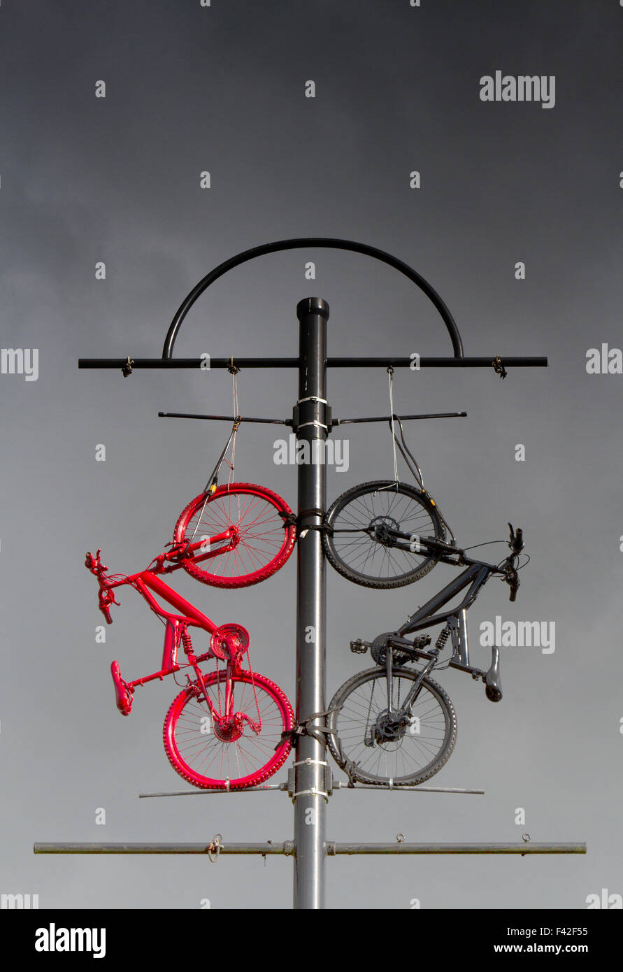 Dos bicicletas, rojo y negro usado como mobiliario urbano, arte, escultura, bicicleta, la arquitectura, la ciudad, viajes en bicicleta en el centro de la ciudad de Colne, Lancashire, UK Foto de stock