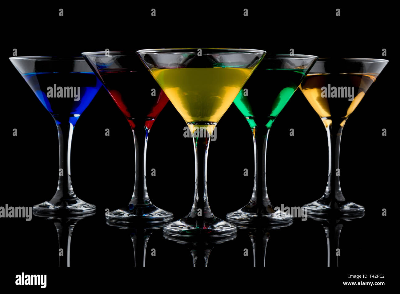 Cócteles de color en copas de martini Foto de stock