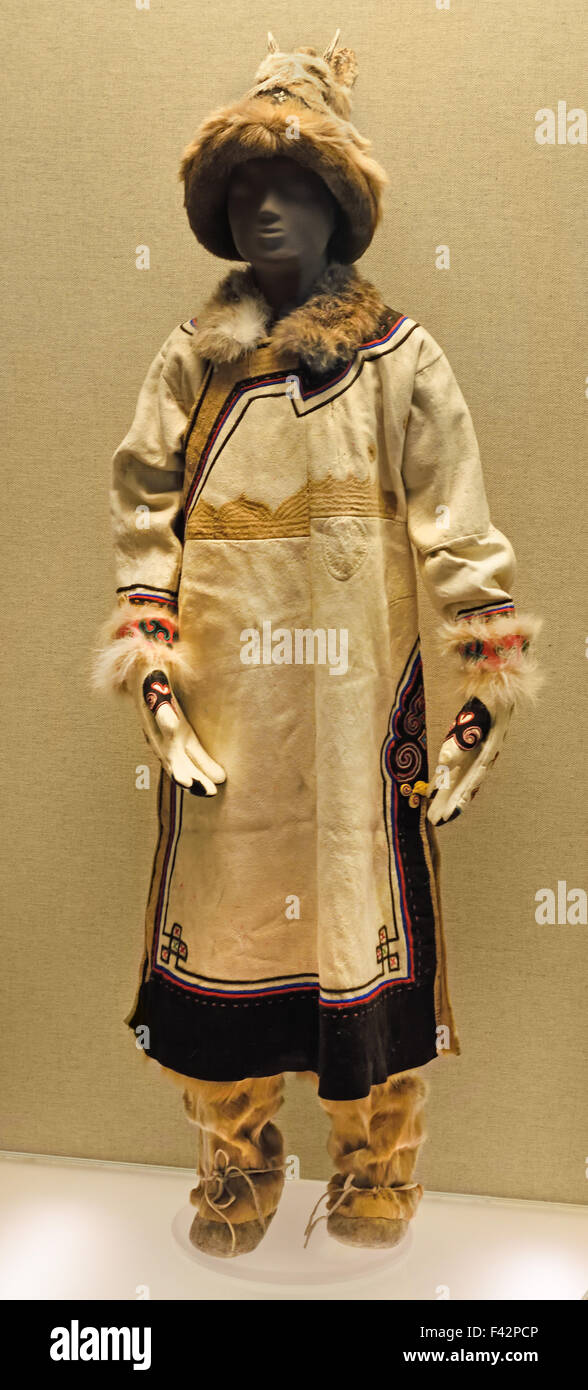 Chica desglosado túnica con piel de pelo recortado hem nacionalidad Oroqen Heilongjiang Provenza a finales del siglo XX, Museo de Antiguo Arte Chino de Shangai China Foto de stock