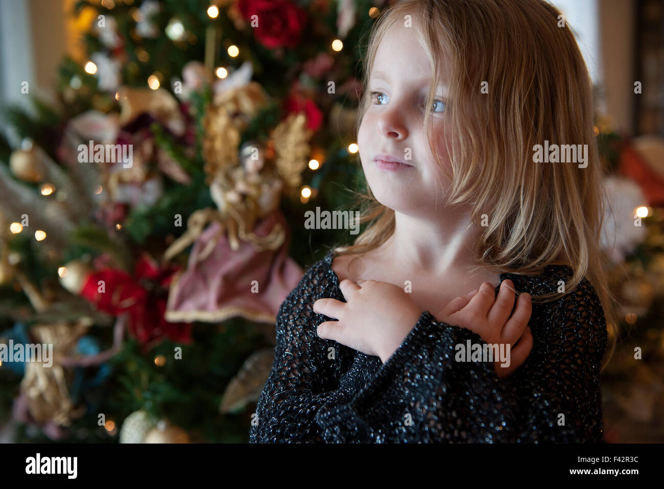 Chica soñar con árbol de Navidad en segundo plano Fotografía de stock -  Alamy