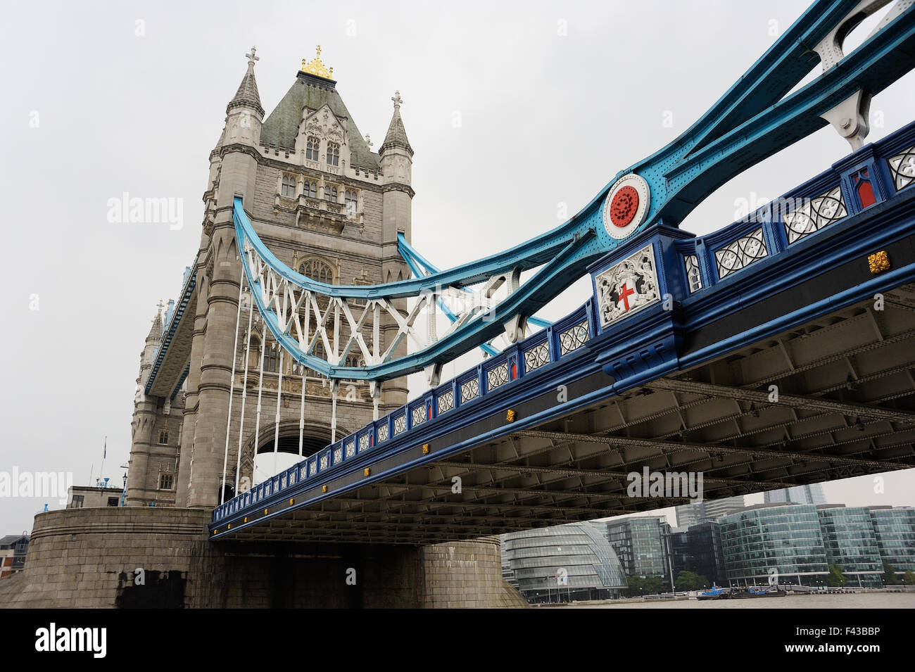 Puente de la torre y el South Bank en Londres Foto de stock