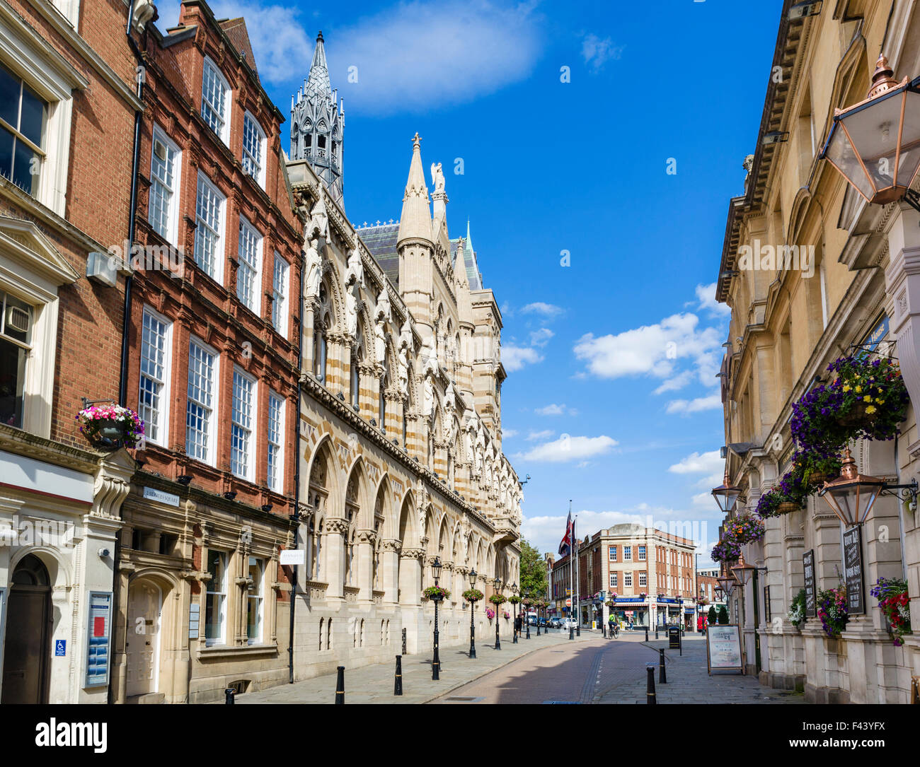 St Giles' Square en el centro de la ciudad con el Guildhall de la izquierda, Northampton, Northamptonshire, Inglaterra, Reino Unido. Foto de stock