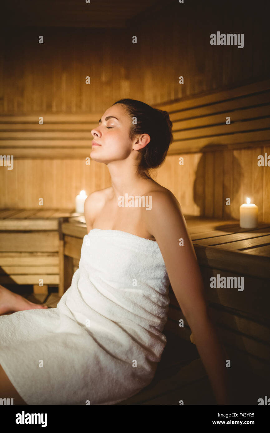 Mujer alegre y disfrutar de la sauna Foto de stock