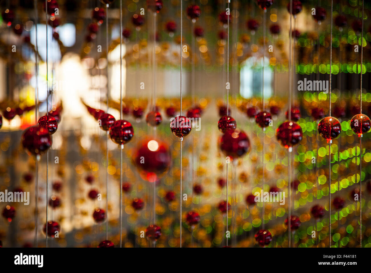 Cientos bolas colgando en la tienda Nike de San Francisco Fotografía de stock - Alamy