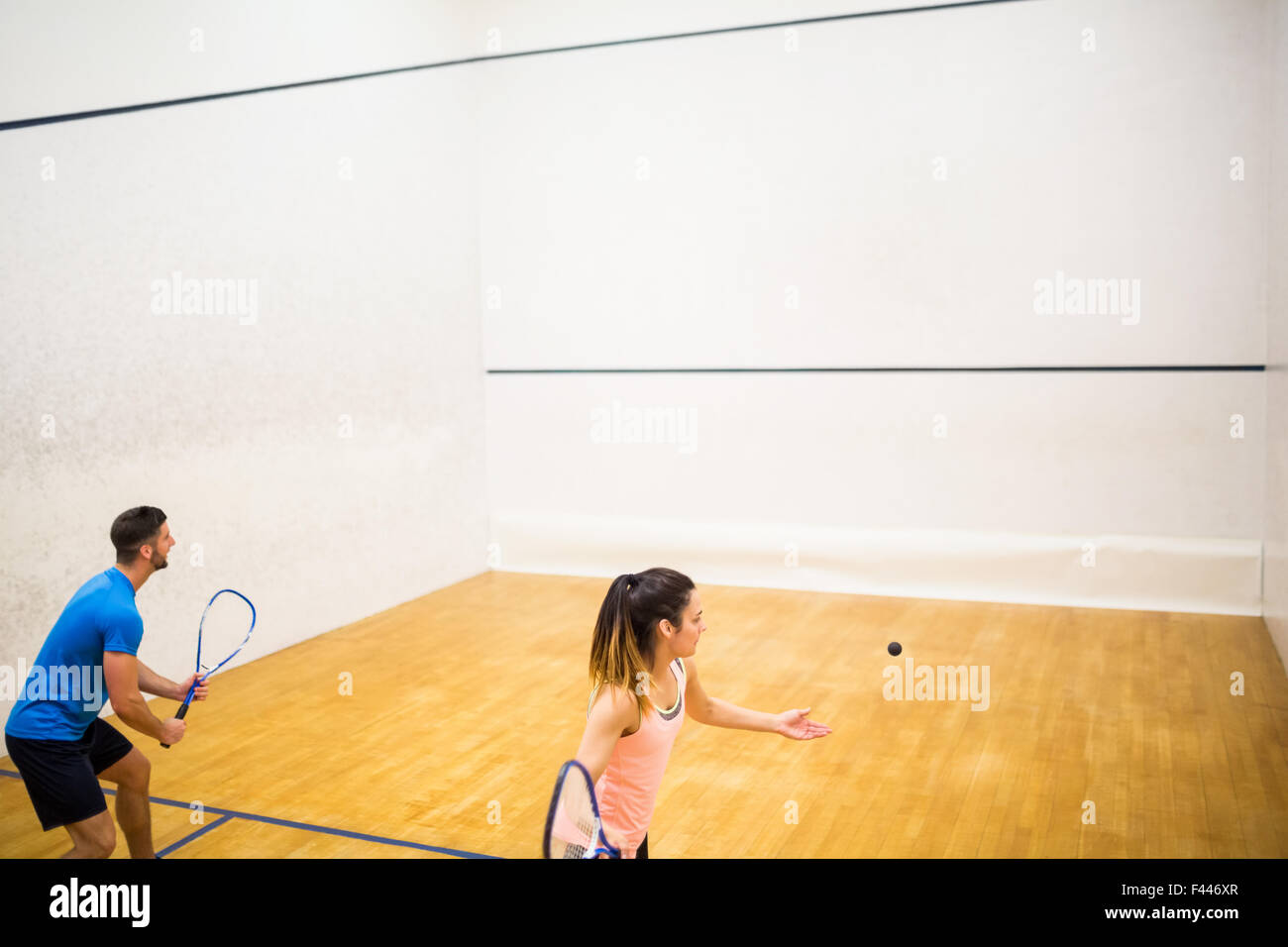 Pareja competitiva jugar squash juntos Foto de stock