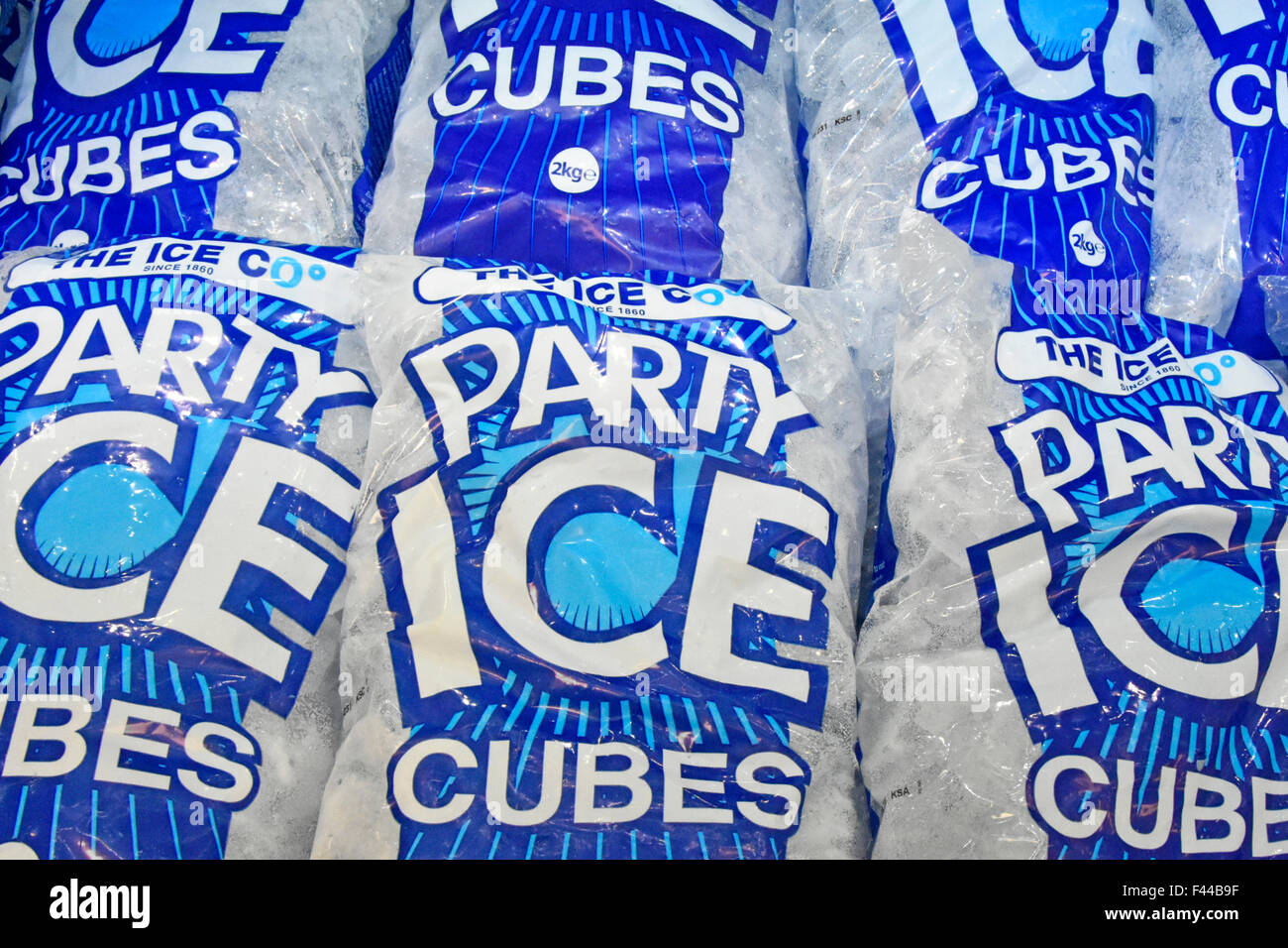 Los cubitos de hielo se vende en bolsas para la parte que utilice para la  venta en un supermercado armario frío Inglaterra Fotografía de stock - Alamy