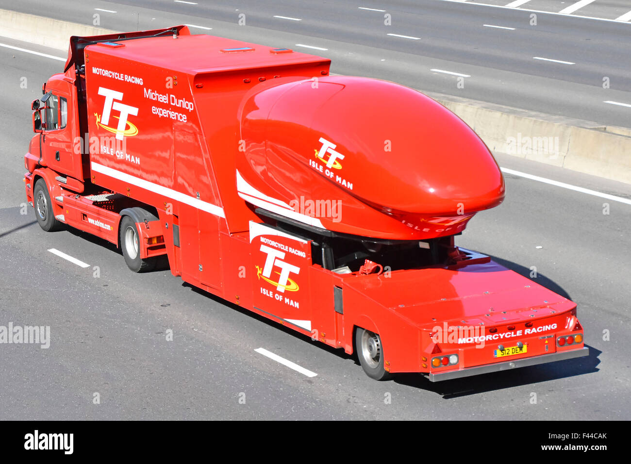 Ciclo del motor OIM TT simulador de carreras de camiones de remolque y  camión articulado la conducción de camiones a lo largo de la autopista de  English UK Fotografía de stock -