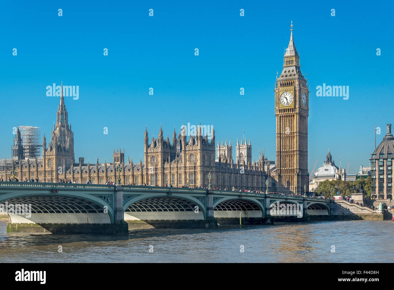 Elizabeth Tower, Las Casas del Parlamento y el puente de Westminster. Foto de stock