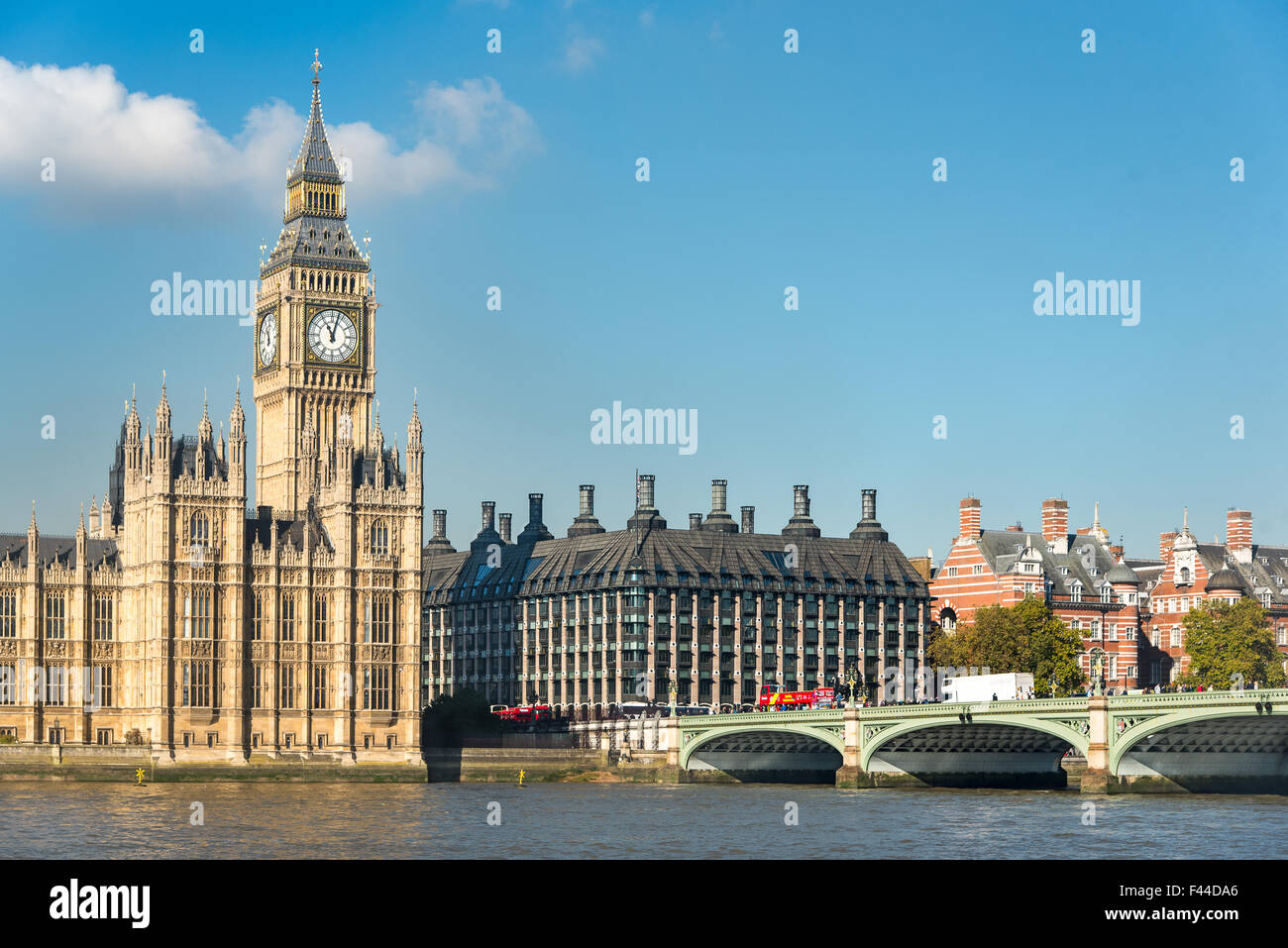 Elizabeth Tower, Las Casas del Parlamento, el puente de Westminster y Portcullis House. Este último edificio es utilizado como oficinas para MPs Foto de stock