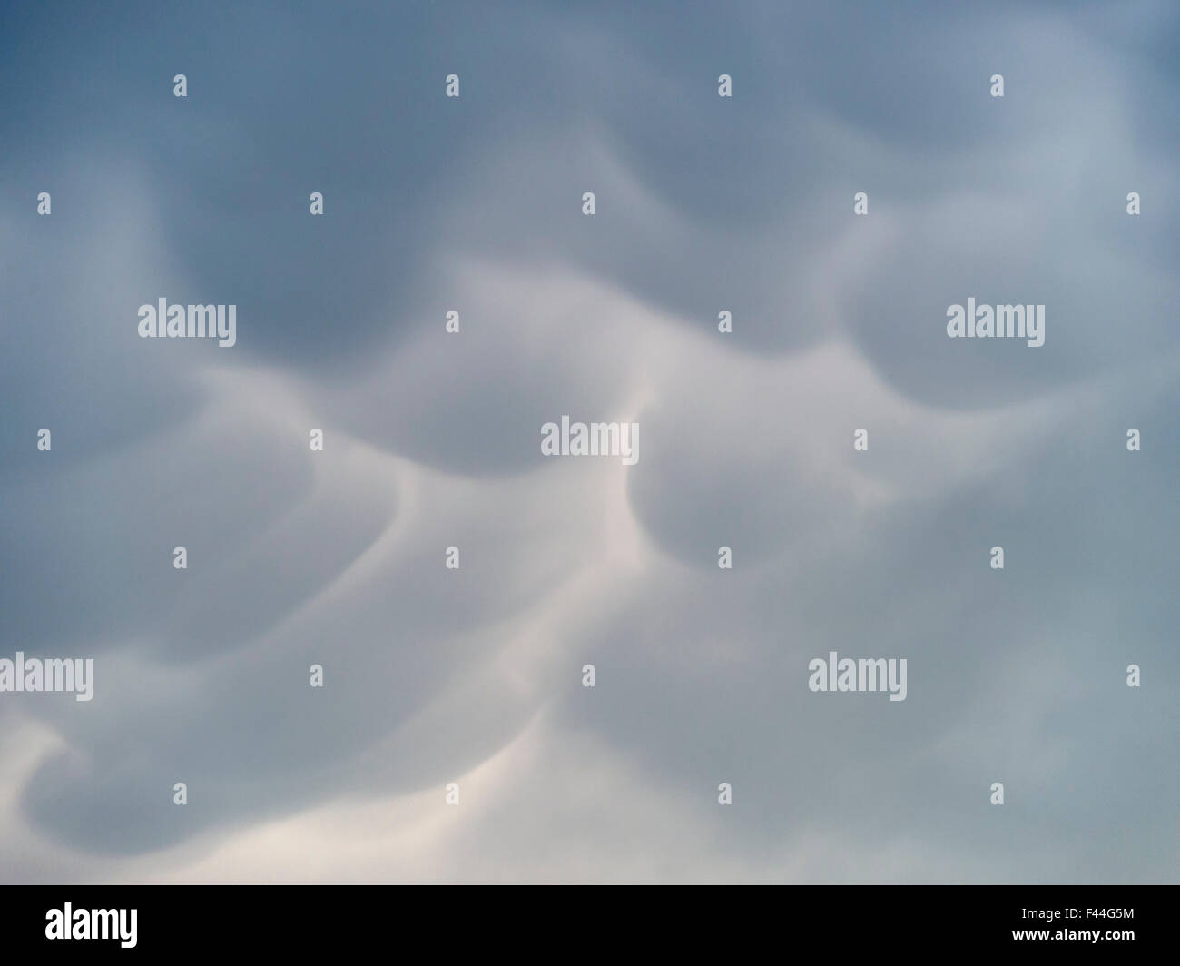 Cumulonimbus Mamma, almohada la formación de nubes, Leicestershire, Inglaterra, Reino Unido. Foto de stock