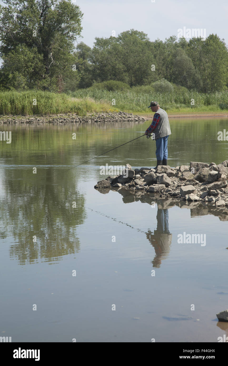 Hombre que pesca en el río olor el segundo río más largo de Polonia. Foto de stock