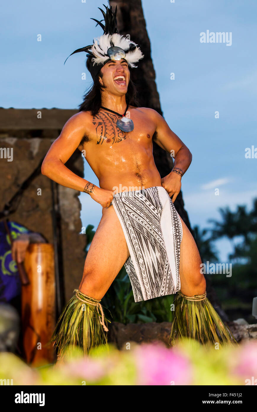 Nativo hawaiano macho realizar danzas tradicionales en Luau, Big Island, Hawai'i, EE.UU. Foto de stock
