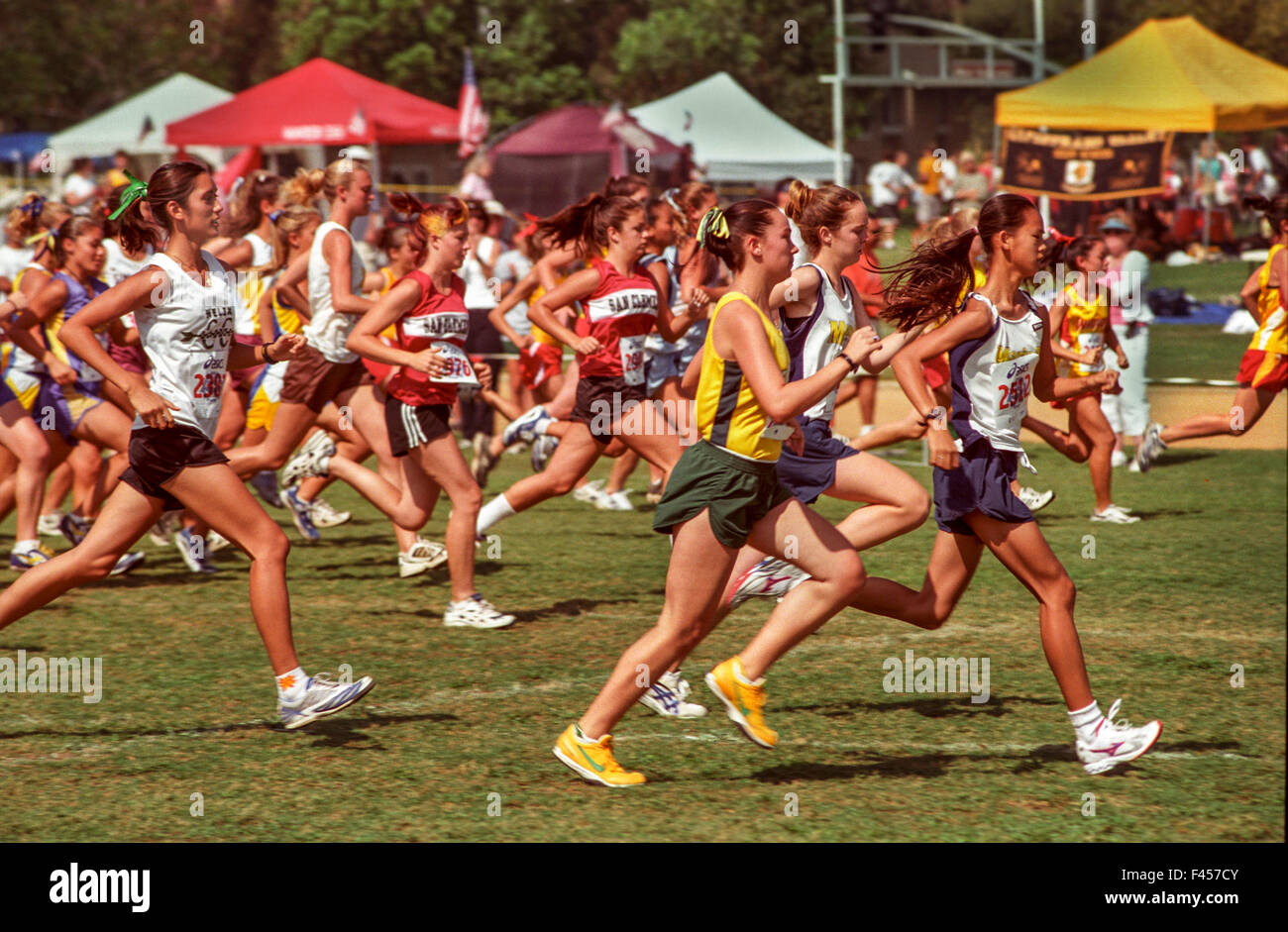 Las niñas adolescentes multirracial de diferentes colegios compiten en una carrera en Irvine, CA. Foto de stock