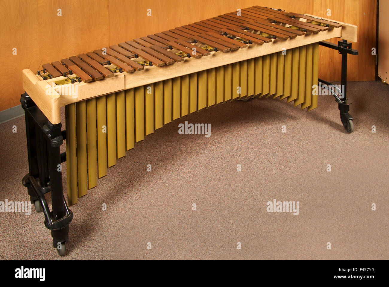 La marimba es un instrumento de percusión que consiste en un conjunto de  barras de madera golpeado con mazas para producir tonos musicales. Es un  tipo de idiophone Fotografía de stock -