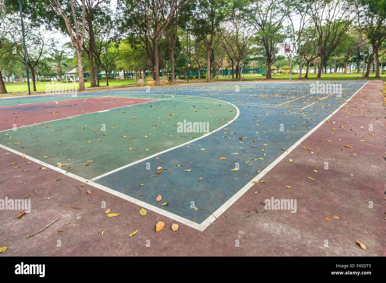 Abandonar Piscina Cancha de baloncesto Fotografía de stock Alamy