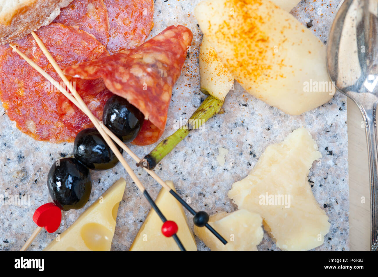 Mezclar fiambres en una piedra con peras frescas Foto de stock