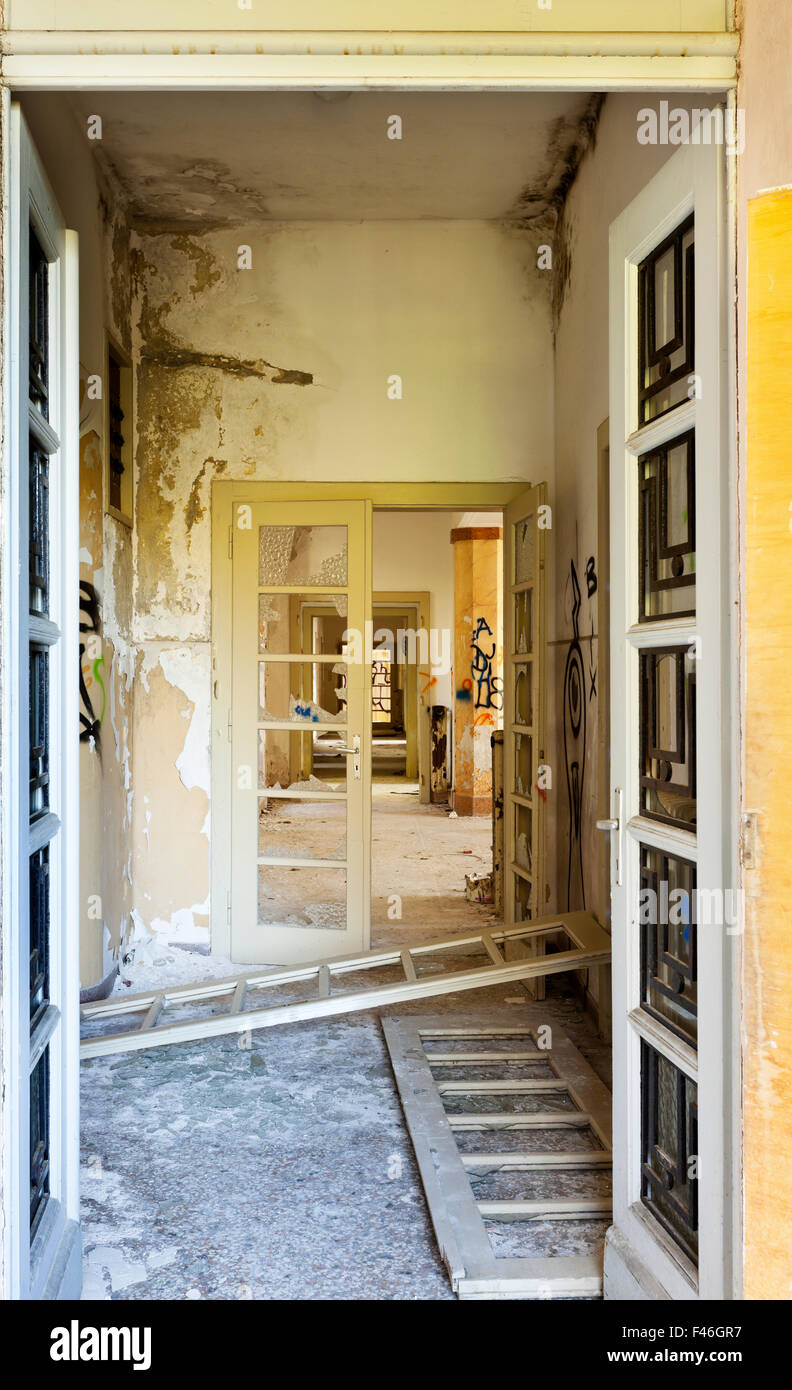 Edificio abandonado, puerta rota Foto de stock