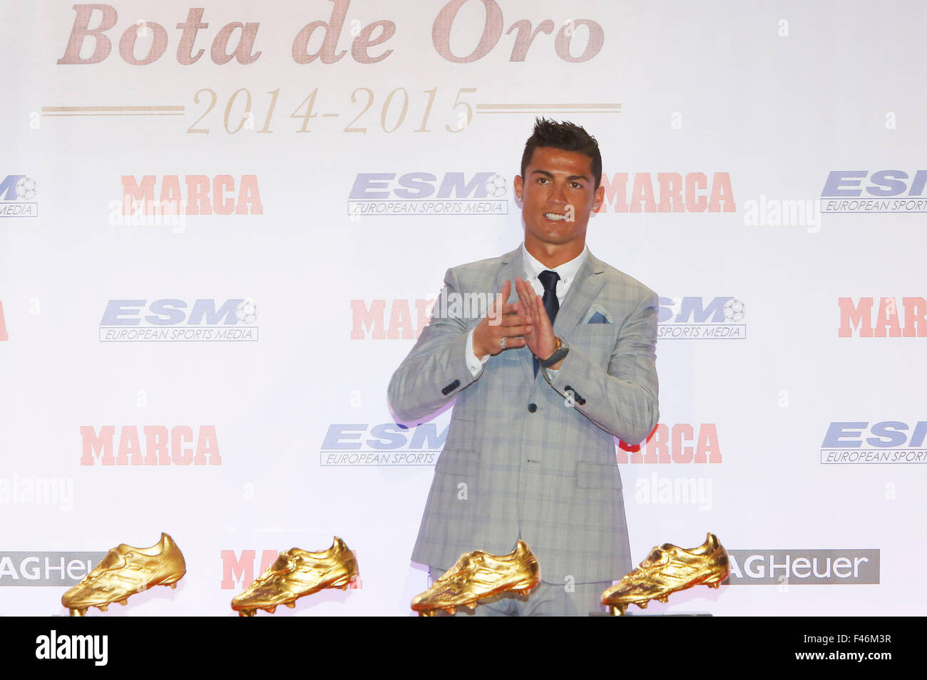 Cristiano Ronaldo recibe su cuarto Premio Bota de en fila como el máximo goleador de las ligas europeas en el Hotel en Madrid, España. 13 octubre de 2015